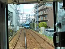 Hanshin-Konzern, Serie 5500: Züge für den Lokalverkehr, 1435 mm Spur, Gleichstrom 1500 V. Gebaut 1995-2000. Anfänglich 9 Vierwagenzüge, 2019 wurden 2 Züge zu 4 Zweiwagenzügen umgebaut. Bild: In äusserst dicht überbautem Gebiet um die Stadt Ashiya herum kommt der Lokalzug 5511 entgegen (Bild durch die verglaste Führerstandrückwand). 22.März 2014.  