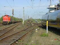 Die NWB 81552 verl�sst p�nktlich um 16.25 Uhr den Bahnhof Rheda-Wiedenbr�ck in Richtung Bielefeld.Links sehen wir einen Bauzug der Firma Rose - Gleisbau welcher mit weiteren Kr�nen und Bauger�ten  zum Austausch zweier Weichen im Bahnhof Rheda z. Zt. eingesetzt ist.