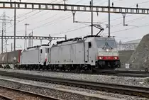 Doppeltraktion, mit den Loks 186 906-4 und 186 910-2, durchfahren den Bahnhof Pratteln. Die Aufnahme stammt vom 23.01.2017.