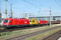 Eine interessante Bespannung zeigte dieser G�terzug am 21.04.2007 bei der Durchfahrt in Wels. Hinter der 1116 160 waren ein Baufahrzeug der Firma Plasser u. Theurer und eine kalte DB 146 eingereiht. 