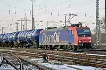 Re 482 011-4 durchfährt den Badischen Bahnhof. Das abzweigende Gleis führt auf einen Parkplatz, von wo aus auch diese Aufnahme am 18.01.2017 entstand.