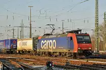 Re 482 027-0 durchfährt den Badischen Bahnhof. Das abzweigende Gleis führt auf einen Parkplatz, von wo aus auch diese Aufnahme am 18.01.2017 entstand.