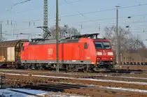 DB Lok 185 122-9 durchfährt den Badischen Bahnhof. Das abzweigende Gleis führt auf einen Parkplatz, von wo aus auch diese Aufnahme am 18.01.2017 entstand.