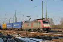 Lok 185 592-3 durchfährt den Badischen Bahnhof. Das abzweigende Gleis führt auf einen Parkplatz, von wo aus auch diese Aufnahme am 18.01.2017 entstand.