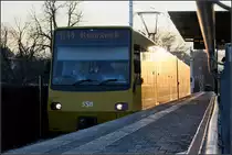 . Mit geschlossenen Türen -

Ein Stuttgarter Stadtbahnzug der Linie U14 im Streiflicht an der Haltestelle Mineralbäder.

27.01.2016 (M)