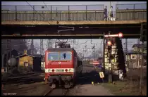 243930 fährt am 18.3.1990 mit einem Personenzug in den Bahnhof Dessau ein.