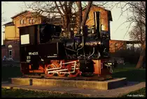 Denkmal am 18.3.1990 vor dem Bahnhof in Gommern: 994301 ex Burger Kleinbahn.