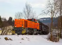 
Die frisch revidierte Lok 42 (92 80 1277 902-3 D-KSW) der Kreisbahn Siegen-Wittgenstein (KSW), eine Vossloh MaK G 1700 BB, am 27.01.2017 mit einem beladenen Coil-Güterzug (Teleskophaubenwagen der Gattung Shimmns 2) in Neunkirchen-Salchendorf kurz vor dem Bü Wildener Str., hier geht es gleich in der Steilstrecke und der Spitzkehre zum Pfannenberg hinauf. 

Dort oben wo früher (bis 1962) die  Eisenerzgrube  Pfannenberger Einigkeit  befand werden die Blechcoils zu Spaltband, Tafeln und anderen Produkten weiter verarbeitet, der Versand erfolgt dann leider per LKW´s. 