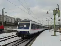 MRB-Ersatzverkehr: wegen vieler an Rädern und Türen defekten Alstom CORADIA CONTINENTAL wird der RE 26972 Dresden - Hof ersatzweise mit folgender Garnitur gefahren: ES 64 U2-024 + D-TRAIN 55 80 31-33 453 Abn + D-TRAIN 55 80 30-33 724 Abomz + D-TRAIN 55 80 21-35 059 Bomz + D-AKE 50 80 80-35 128 Bnrdzf, hier bei Ausfahrt aus Dresden Hbf., 26.01.2017
