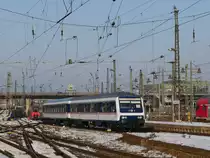 MRB-Ersatzverkehr: an dieses Bild mit dem Wittenberger Steuerwagen und am anderen Ende mit ES 64 U2 024 wird man sich gewöhnen müssen, weil ein Großteil der neuen Alstom CORADIA CONTINENTAL an Rädern und Türen defekt sind; hier als RE 26967 aus Hof mit +25 bei Einfahrt in Dresden Hbf; 28.01.2017
