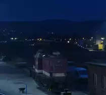 Nacht in Wernigerode. 199 874-9 wartet auf den nächsten Einsatz, im Hintergrund ist die Beleuchtung des Brocken Bahnhos zu sehen.

Wernigerode, 17. Dezember 2016
