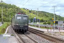 140 438 der Bayernbahn erreichte am 4.9.15 mit dem „Henkelzug“ nach Wassertrüdingen den rundum erneuerten Haltepunkt Goßmannsdorf. 