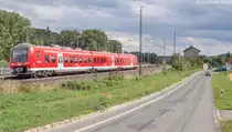 440 311 fuhr am 4.9.15 in Goßmannsdorf vom neuen Bahnsteig Richtung Würzburg ab. Der Weg vom Dorf dorthin hatte sich durch die Unterführung am Empfangsgebäude erheblich verkürzt.