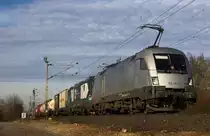 Neben vielen bunten Fahrzeugen hat sich die Wiener Lokalbahn auch die letzten drei Silberfischchen gekrallt. 
Diese sind leider relativ selten zu sehen, doch hatte ich am 10.12.16 nochmal das Glück eine dieser 3 Raritäten vor die Linse zu bekommen. 
Zusammen mit einem scheinbar havarierten Vectron konnte der Zug zwischen Thüngersheim und Veitshöchheim aufgenommen werden. 