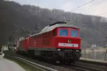 Da am 11.03.16 der Strom im Elbtal mangelware war, wurden kurzerhand eine Hand voll Dieselloks ausgegraben, um die Züge bis an die Grenze zu bringen.

So konnte die laute 232 587 am 11.03.16 nahe Obervogelgesang verewigt werden. 