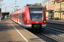 Am Morgen des 07.08.2015 steht ein Langzug, bestehend aus drei Zügen der BR 423, in Kornwestheim und wird seine Fahrt als S4 nach Marbach in Kürze fortsetzten. 