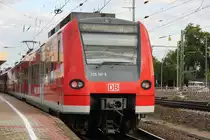 425 301 bildete am 03.09.2015 die hintere Einheit der RB2 nach Karlsruhe, die hier in Mannheim Hauptbahnhof verblieb, während die vordere Einheit die Fahrt nach Karlsruhe fortsetzte.