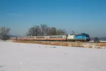 101 055  Schauinsland Reisen  fährt mit dem IC 2083 durchs noch winterliche Chiemgau, aufgenommen am 28. Januar 2017.