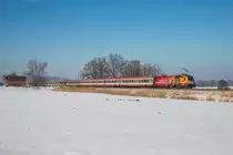 1016 048  Niederösterreichischer Landesfeuerwehrverband  schiebt den EC 112 von Salzburg bis München, hier zu sehen bei Weisham, aufgenommen am 28. Januar 2017.