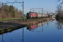 Richtung Frauenfeld fahrend wurde Re 4/4 II 11236 mit ihren Schiebewandwagen am 29.12.2016 in B�rglen (TG) am Thurkanal fotografiert