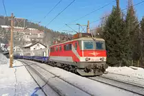 1110.522 fährt mit einen S.Z. aus Ungarn durch die Hst.Wolfsbergkogel mit dem Kurhaus im Hintergrund am 28.1.17