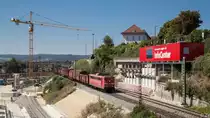 151 125-2 mit einem Stahl- / Schrottzug bei der Ausfahrt aus dem Ulmer Rbf in Richtung Stuttgart. Der rote Kasten rechts, ist ein Info-Container für das Projekt NBS (Stuttgart) Wendlingen-Ulm. Direkt darunter kann man die Baustelle für das Portal des Albabstiegstunnels erkennen. August 2016.