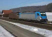 BLS: BLS Cargo Lokzug mit Railpool Bombardier 187 003-9 und der Re 4/4 185 bei Bettenhausen am 28. Januar 2017.
Foto: Walter Ruetsch