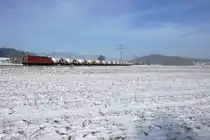SBB: Holcim-Zug mit der Re 6/6 11634  Aarburg-Oftringen  bei Bettenhausen am 28. Januar 2017.
Wegen dem heutigen Streckenunterbruch Solothurn-Oensingen-Olten könnte es sich hier um eine Güterzugsumleitung über die alte Stammstrecke handeln.
Foto: Walter Ruetsch