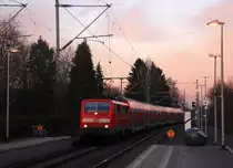111 147-5 DB kommt mit dem RE4 von Dortmund-HBf nach Aachen-Hbf und kommt aus Richtung Neuss-Hbf,Mönchengladbach-Hbf,Rheydt-Hbf,Wickrath,Beckrath,Herrath und fährt in Erkelenz ein und fährt dann weiter in Richtung Baal,Hückelhoven-Baal,Brachelen,Lindern,Süggerrath,Geilenkirchen,Frelenberg,Zweibrüggen,Übach-Palenberg,Rimburg,Finkenrath,Hofstadt,Herzogenrath, Kohlscheid,Richterich,Laurensberg,Aachen-West,Aachen-Schanz,Aachen-Hbf. 
Aufgenommen vom Bahnsteig 2 in Erkelenz. 
Bei Sonnenschein am Kalten Nachmittag vom 20.1.2017.