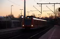 Die Rhein Niers Bahn RB33 aus Aachen-Hbf nach Duisburg-Hbf und  kommt aus Richtung Aachen-Hbf,Aachen-Schanz,Aachen-West,Laurensberg,Richterich,Kohlscheid,Herzogenrath,Palenberg,Zweibrüggen,Frelenberg,Geilenkirchen,Süggerrath,Lindern,Brachelen,Hückelhoven-Baal,Baal und hält in Erkelenz und fährt dann weiter in Richtung Herrath,Beckrath,Wickrath,Rheydt-Hbf,Mönchengladbach-Hbf. 
Aufgenommen vom Bahnsteig 1 in Erkelenz. 
In der Abendstimmung am Kalten Abend vom 20.1.2017.