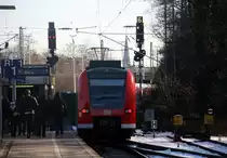 Ein Nachschuss von der Rhein Niers Bahn (RB33) kommt aus Heinsberg-Rheinand-Duisburg-Hbf nach Aachen-Hbf und kommt aus Richtung Mönchengladbach-Hbf,Rheydt-Hbf,Wickrath,Beckrath,Herrath,Erkelenz,Baal,Hückelhoven-Baal,Brachelen,Lindern,Süggerrath,Geilenkirchen,Frelenberg,Zweibrüggen,Übach-Palenberg,Rimburg,Finkenrath,Hofstadt,Herzogenrath, Kohlscheid,Richterich,Laurensberg und hilt in Aachen-West und fuhr weiter in Richtung Aacen-Schanz,Aachen-Hbf.
Aufgenommen vom Bahnsteig in Aachen-West.
Bei Sonnenschein am Kalten Nachmittag vom 21.1.2017.