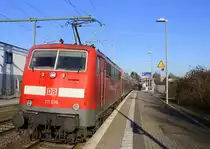 Ein Nachschuss von der 111 016 DB schiebt den RE4 aus Aachen-Hbf nach Dortmund-Hbf und kommt aus Richtung Aachen-Hbf,Aachen-Schanz,Aachen-West,Laurensberg,Richterich,Kohlscheid,Herzogenrath,Palenberg,Zweibrüggen,Frelenberg,Geilenkirchen,Süggerrath,Lindern,Brachelen,Hückelhoven-Baal,Baal und hält in Erkelenz und fährt dann weiter in Richtung Herrath,Beckrath,Wickrath,Rheydt-Hbf,Mönchengladbach-Hbf. Aufgenommen vom Bahnsteig 2 in Erkelenz. 
Bei Sonnenschein am Kalten Nachmittag vom 21.1.2017.