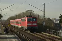 Mit einer Reihe X-Wagen ist die 111 150-9 bei der Ausfahrt aus Dortmund-Oespel.
Dennis Fiedler ist hier hockend am Bahnsteigende zu sehen, wie er den Zug im Nachschuß macht. Die Züge übernehmen zwischen Bochum Hbf und Dortmund Hbf die Leistungen der 422, die Tunnelverbot haben bis der Brandschutz in den Zügen gewährleistet ist. 28.1.2017
