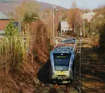 GTW STADLER 2/6 AUF DER HELLERTALBAHN-
am 10.3.2016 hat der Gelenktriebwagen GTW 2/6 auf seiner Fahrt von NEUNKIRCHEN/
SIEGERLAND nach BETZDORF/SIEG den Bahnhof HERDORF vorbei am alten
Stellwerk passiert....