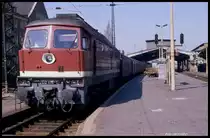 132415 wartet am 18.03.1990 vor einem Schnellzug im HBF Halle an der Saale auf die Weiterfahrt.