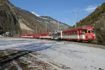 Regio von Göschenen nach Visp mit der Deh 4/4 I 54  Goms  in der Mitte, am 29.1.17 zwischen Mörel und Bitsch.