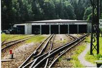 An dem Tag des 12.7.2005 konnte man vom Parkplatz aus in Grainau in das Betriebswerk der Zugspitzbahn schaun. Das einzige was ich erknnen konnte war, das auf dem Gleis 1 (links) der ein Triebwagenverband (ehemals BOB) steht. 