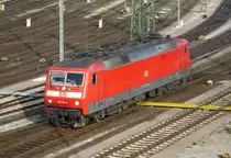 120 159-9 rangiert am Morgen des 25.09.2015 im RBF Maschen. Kurz zuvor bespannte diese Lok einen Containerzug.