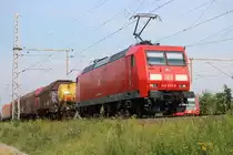 145 070-9 zieht am 22.07.2016 einen gemischten Güterzug durch Dedensen-Gümmer. Der erste Waggon trägt einen Behälter mit besonders gefährlichem Triethylbor.