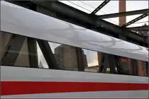 Zwei Bänder -

Einmal spiegelnd, einmal Rot. Ein ICE 3 auf der Main-Neckar-Brücke in Frankfurt am Main.

12.07.2012 (J)