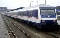Wiedersehen mit einem alten Bekannten: Der Bnrdzf 480.1, der in Diensten von National Express den Ersatzzug der RB 48 Bonn - Wuppertal steuerte, läuft hier an der Spitze eines RE 6-Ersatzzuges von DB Regio SH im Pendelbetrieb Hamburg-Altona - Westerland. Der Zug, aufgenommen in westerland am 23.1.17, besteht ansonsten aus ehemaligen IR-Wagen, weiter hinten läuft noch ein ABn, und die Energie lifert 223 012, die auch schon für die NOB auf der Strecke unterwegs war.
