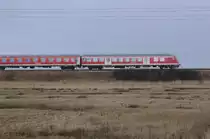 Ein Aimz und ein Bnrbdzf bilden das Ende des RE 6-Ersatzzuges aus SH-Express-Material. Keitum, 24.1.17.