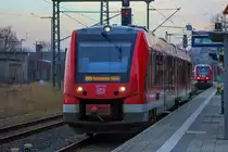 RE 4 nach Ueckermünde und nach Lübeck am Bahnsteig 4b und 4a in Pasewalk. - 26.01.2017

