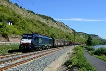 Der EZ 51696 von Nürnberg Rbf Ausf nach Kassel Rbf wurde am 30. August 2015 von der von MRCE angemieteten ES 64 F4 452 bespannt. Zwischen Karlstadt und Gambach im Maintal konnte der gemischte Güterzug fotografiert werden. Schwarze 189-er gehören nicht gerade zu meinen bevorzugten Foto-Objekten, aber bei einem sauberen Exemplar in DB Schenker Diensten kann man schon mal den Auslöser betätigen.