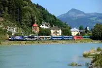 Nachdem inzwischen die Entkebung von Wagen und Lok stattgefunden hat, ein Erinnerungsbild an die 1116.248 mit Red Bulletin Werbung und der RailJet Garnitur 48 in der Ausführung als  The Red Bulletin Fashion Train . Am 12. September 2015 passiert der farbenfrohe Zug gerade als RJ 563 zum Flughafen Wien Bahnhof die Staatsgrenze bei Kiefersfelden. Der als doppelte RailJet Garnitur geführte Zug wurde im ersten Zugteil passenderweise von 1116.222 traktioniert, die ebenfalls für den Energie Drink Hersteller aus Fuschl am See wirbt. Motivvariante mit mehr Tele....