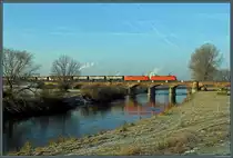 145 074-1 und 145 064-2 ziehen am 28.01.2017 einen gemischten G�terzug �ber die Saalebr�cke bei Bad D�rrenberg.