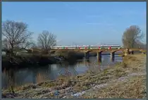 Seit Dezember 2015 verbindet die Linie SE 15 Leipzig und Saalfeld. Bei Bad Dürrenberg überquert ein Talent II von Abellio als SE 74524 zum ersten Mal die Saale. (28.01.2017)