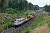 227 017-2 Nohab von Strabag mit einem kurzen Bauzug zwischen Pechbrunn und Wiesau, 28.07.2016