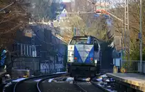 Ein Nachschuss von der V105 von der Rurtalbahn kommt als Lokzug aus Richtung Stolberg-Rheinland,Eilendorf,Aachen-Rothe Erde,Aachen-Hbf und fährt durch Aachen-Schanz in Richtung Aachen-West. 
Aufgenommen vom Bahnsteig von Aachen-Schanz.
Bei Sonnenschein am Kalten Nachmittag vom 25.1.2017.