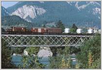 Eine Ge 6/6 I Krokodil �berquert den Hinterrhein bei Reichenau-Tamins mit einem G�terzug mit offensichtlich neuen Zementsilowagen. (Archiv 09/78)